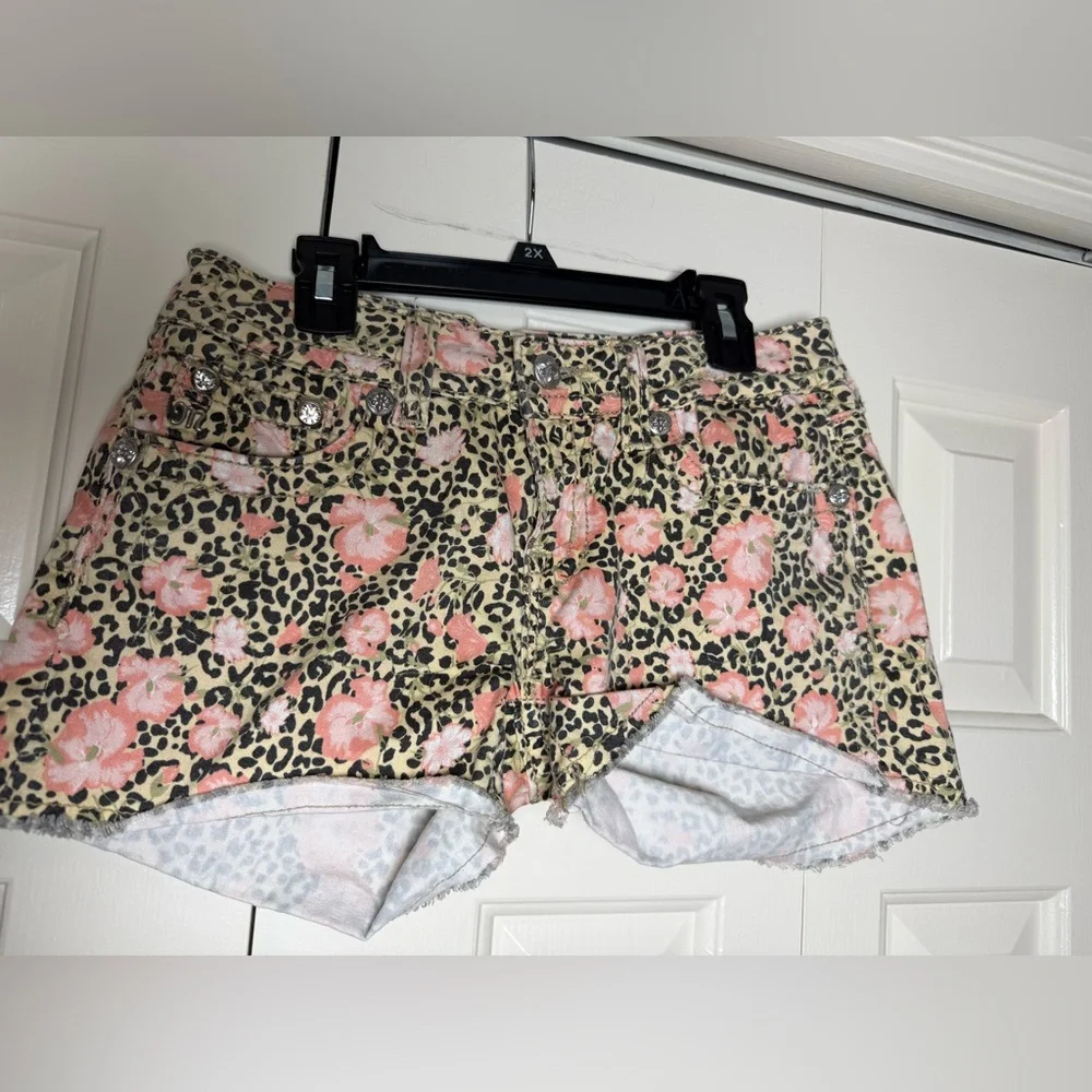 Miss Me‎ low-rise hibiscus floral leopard print fray denim shorts